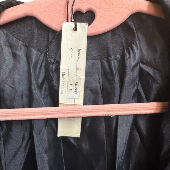 JERRY T . Black Fitted blouse with Dramatic Collar Jerry T - Picture 4 of 6